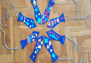 niebieskie krawaty ozdobione różnymi wzorami z kolorowego papieru przygotowane przez dzieci dla taty
